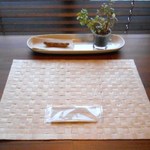 オレンチ カフェ - 内観：まるで書斎、ひとりカウンター席