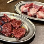 ホルモン青木 - 左）亀戸店限定！和牛ハラミ　　右）豚カルビ