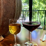 AJIKA Georgian Bistro and Wine Bar - ルカツィテリ 2020 アンバニ、キンズマラウリ 2023 ナパレウリ・ヴァレー