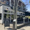ベーカリー&レストラン沢村 - 店舗入口右側