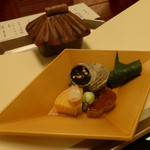 渡風亭 - 三月：前菜（花わさび江戸びたし、姫サザエ肝焼き、扇厚焼き、ひさごレバー羹、天豆淋がけ、葉桜春子鯛うの花）