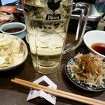 にんにく鶏焼肉サン - 左が無限キャベツとか、右が青唐（ちりめん）とか