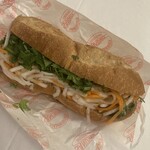 バインミー☆サンドイッチ - はみ出るばかりの具材！