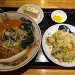 鴻元食坊 浅草店 - 坦々麺＋半チャーハン（680円）