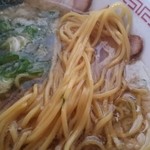 あじ屋 - 黄色身がかった中細ストレート麺は固めでオーダー。　低～中加水なので時間の経過とともに少し柔らかくなります。