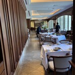 レストラン ヴァリエ - 店内はとても広々とした空間で大阪の中心地とは思えない雰囲気です。フランスのパリの4ツ星ホテルのレストランを思い出しました。