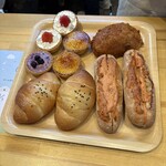 こがわパン - 明太フランス、さつまいも塩パン、ゴロゴロチキンチーズカレー、いちごタルト、ブリュレタルト、ブルーベリータルト