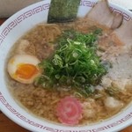 具はチャーシュー２枚、煮玉子１/2、細メンマ、青ねぎ、海苔、簀巻き。