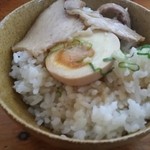 あじ屋 - ごはん１００円　煮玉子、チャーシュー乗せ、スープ掛けにして雑炊風に！ 半チャーハンにするより安くて満足度１００%