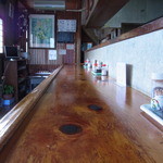 ふくせん - 磨き込まれたカウンター