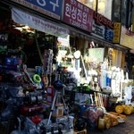 Woo Lae Oak - 川からの道、輝く照明具屋さん