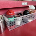 ラーメン 藤 - カウンター上の調味料