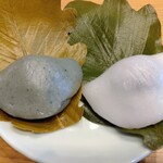 大岡屋製菓舗 - 柏餅　つぶあん（左）　と　こしあん（右）　美味しい