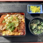 お食事の店 鯉城 - カツ丼（味噌汁付き）