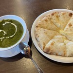 インド・ネパール料理 RaRa - チーズナンとほうれん草