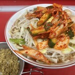 ラーメン二郎 - ラーメン（990円）＋カレータマネギ（150円）＋味うずら（120円）＋SUPERキムチ（150円）、ニンニクコール