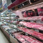 業務スーパー - 料理写真:手前は精肉、奥は冷蔵加工品
