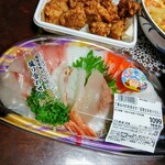 フレスコキクチ - 料理写真:母が準備してくれたお刺身盛り合わせ✨同じもの3パックです♫