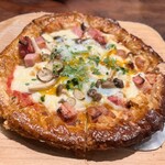 ペスカ - ベーコンとトロトロ半熟卵のパイッツァ
            