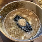つけ麺屋 ひまわり - 魚粉が海苔の上に乗る