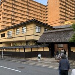 八勝館 - 致し方ないが、マンションに囲まれているのは残念