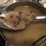 Sekuwa Corner - ダルの底に沈んでいる豆をすくってみました。