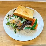 カメイサンのカフェ - ローストチキンとタマゴサラダのサンド