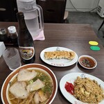 上海総本店 - 中華そば＋半チャンセット。餃子。