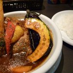 Dining Restaurant & Lusty Bar 946 - 「札幌発　スープカレー」　写真は９４６定番の知床鶏タンドリーチキンスープカレー