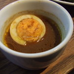 スパイスカフェ - スリランカカレーにかけるスープとゆで卵