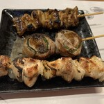 炭火焼一円玉 - しそ巻&鶏もも&とり皮タレ