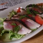 ワイン食堂 イナセヤ キッチン - 炙り〆サバとわさび菜のカルパッチョ