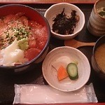 まぐろ丼（特製ごまだれ）1000円