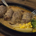 ステーキみたいなハンバーグ - ソースと化したチーズ？