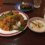 ビリヤニとライタ（ヨーグルトサラダ）