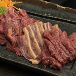 馬ござる - 左から■馬の肩ロース（柔らかい赤身） ¥190 ■馬のモモ肉（歯応えのある赤身） ¥190 ■馬のあばら側の肉（通称:ざぶとん） ■馬の胸椎後方の肉（肉のサーロインと呼ばれています） ¥190