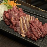 馬ござる - 左から■馬の肩ロース（柔らかい赤身） ¥190 ■馬のモモ肉（歯応えのある赤身） ¥190 ■馬のあばら側の肉（通称:ざぶとん） ■馬の胸椎後方の肉（肉のサーロインと呼ばれています） ¥190