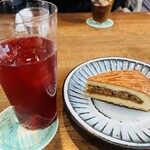 カナカナ - キャラメルとくるみのケーキとローズヒップ