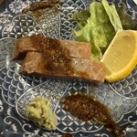海鮮居酒屋 酒組 - マグロステーキ（本来6切れあります、写真は食べてしまったあと）