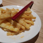 杭州小龍湯包 - 前菜のピリ辛タケノコ