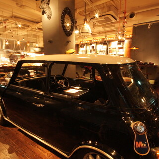 「えっ、車の中で女子会!?」ミニクーパーが、今夜の特等席。