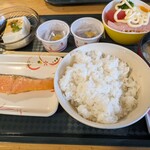 エル - 料理写真:鮭定食（豚汁変更）、サラダ