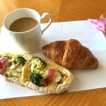 ホテルオークラ京都 - 料理写真:コーヒーとパネッテリアのパン