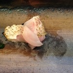 寿司栄 - 軽く炙った喉黒