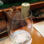 寿司栄 - 新政６など香りのいい酒はこのようなグラスで頂く