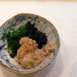 寿司栄 - かわはぎ刺身のタレは肝、生海苔、分葱を混ぜて