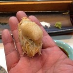 寿司栄 - 毛蟹身寄せ(蟹味噌入)握りを泡醤油で