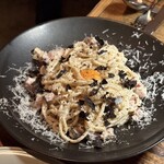 Cheese Tavern CASCINA - トリュフとベーコンの炎のカルボナーラ