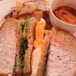 カバナ・カリフォルニアキュイジーヌ - ランチ「目玉焼きとサラダのグラハムサンドイッチ」