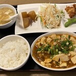 金蘭 - 日替りサービスランチ(平日限定) 
(マーボー豆腐･野菜煮物･サラダ･枝豆･ 
 鶏の唐揚･白飯･卵スープ)